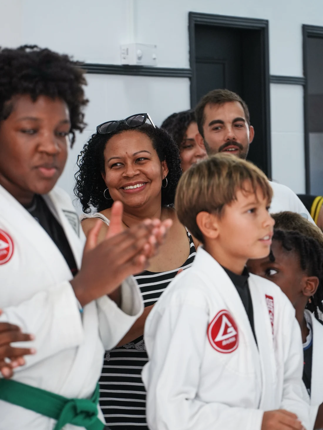 Crianças e familiares presentes na inauguração da Virtus
